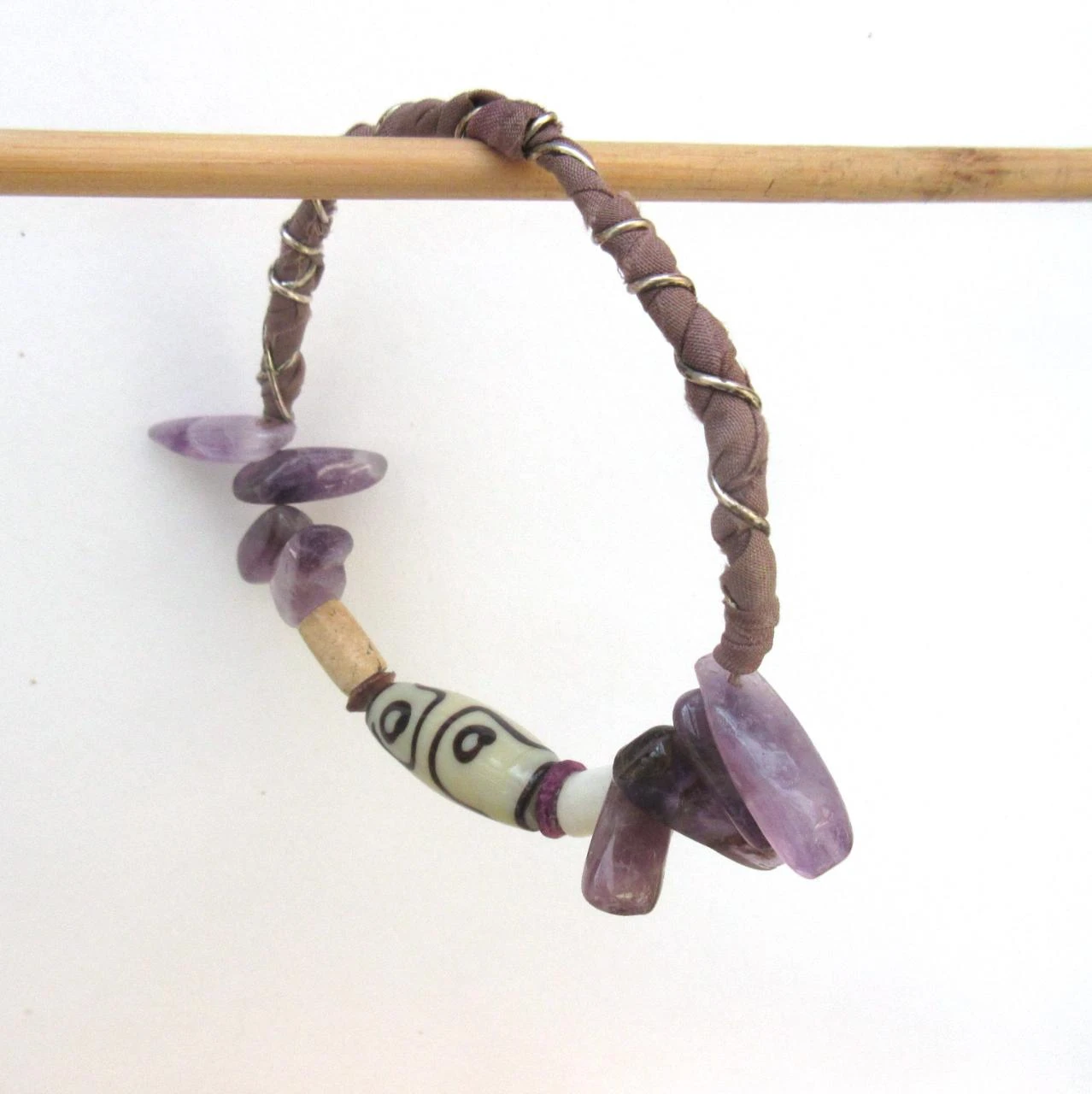 Bohemien tribale semi-rigide armband met DZI parel en amethist buisjesparels – photo 5